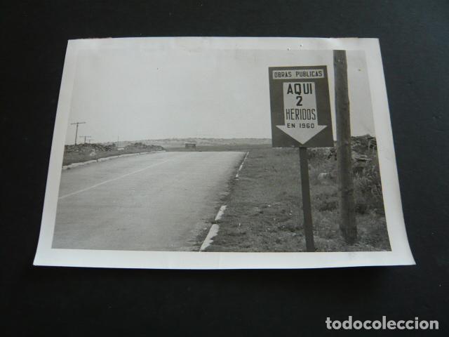 Fotografia antiga: CARTELES ANUNCIADORES ACCIDENTES DE TRAFICO ANTIGUA FOTOGRAFIA 1961 18 X 13 CM