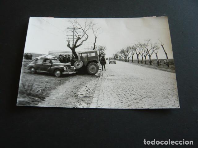 Fotograf&iacute;a antigua: GUARDIA CIVIL ACCIDENTE DE TRAFICO ANTIGUA FOTOGRAFIA 1961 18 X 11,5 CM
