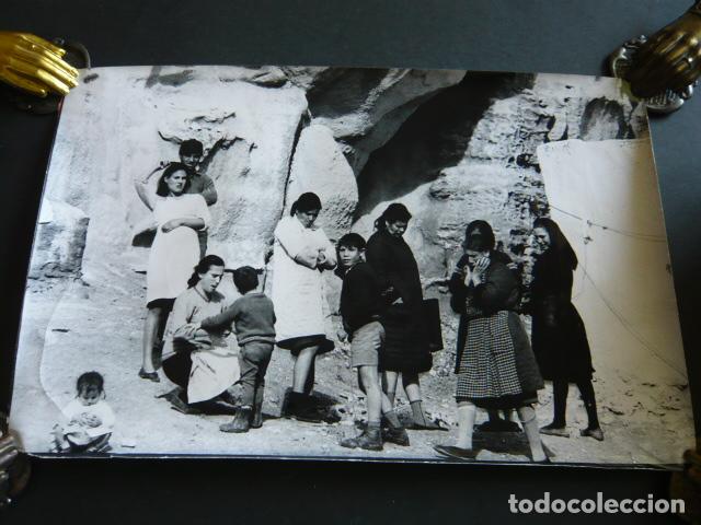 Fotograf&iacute;a antigua: ALMERIA HABITANTES CUEVAS TRAS INUNDACIONES ANTIGUA FOTOGRAFIA 19 X 29 CM