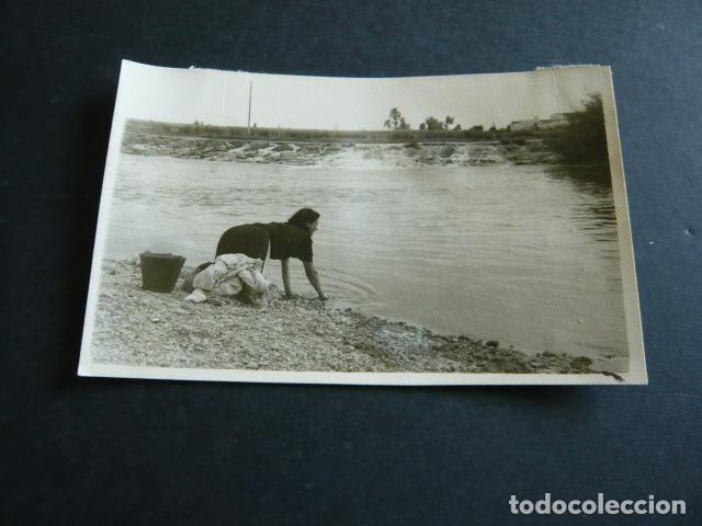 Antique Photography: ECIJA SEVILLA LAVANDO EN EL RIO ANTIGUA FOTOGRAFIA 9 X 12 CM