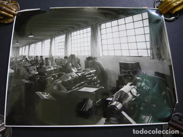 Alte Fotografie: GIJON ASTURIAS FABRICA MOTOCICLETAS AVELLO 1960 ANTIGUA FOTOGRAFIA 24 X 18 CM