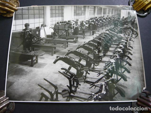 Alte Fotografie: GIJON ASTURIAS FABRICA MOTOCICLETAS AGUSTA 1960 ANTIGUA FOTOGRAFIA 24 X 18 CM