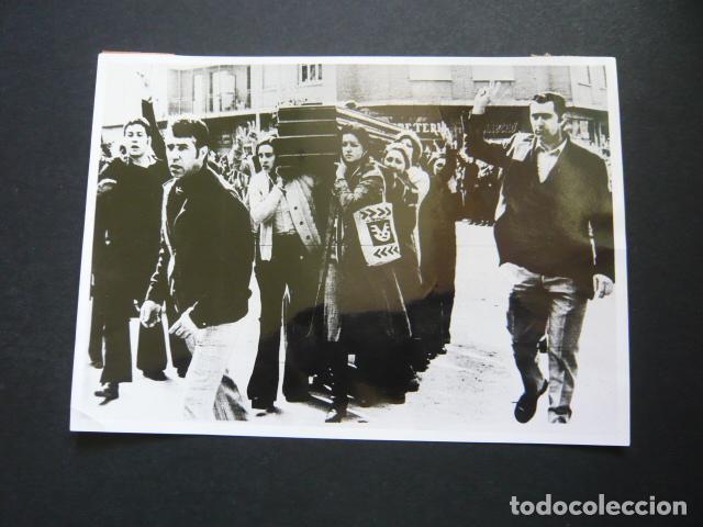 Fotograf&iacute;a antigua: VITORIA 1976 DISTURBIOS OBREROS ANTIGUA FOTOGRAFIA 13 X 18 CM