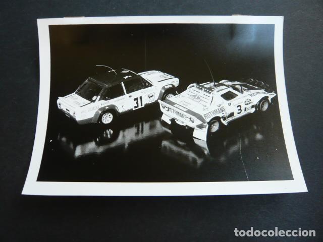Fotograf&iacute;a antigua: JUGUETES ATOMOVILES MINIATURA LANCIA STRATOS Y SEAT 131 ANTIGUA FOTOGRAFIA ORIGINAL 18 X 13 CM