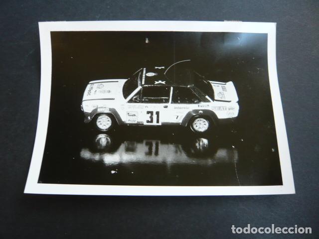 Fotograf&iacute;a antigua: JUGUETES ATOMOVILES MINIATURA SEAT 131 ABARTH ANTIGUA FOTOGRAFIA ORIGINAL 18 X 13 CM