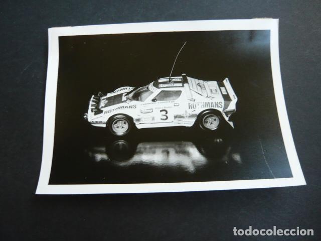 Fotograf&iacute;a antigua: JUGUETES ATOMOVILES MINIATURA LANCIA STRATOS ANTIGUA FOTOGRAFIA ORIGINAL 18 X 13 CM