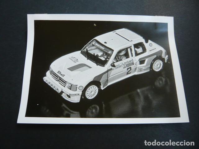 Fotograf&iacute;a antigua: JUGUETES ATOMOVILES MINIATURA PEUGEOT 205 ANTIGUA FOTOGRAFIA ORIGINAL 18 X 13 CM