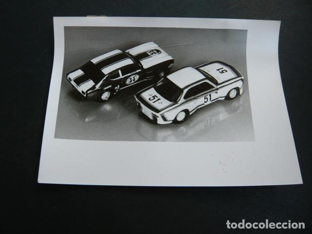 Fotograf&iacute;a antigua: JUGUETES ATOMOVILES MINIATURA DEL BMW 3.0 QSL Y FORD CAPRI RV ANTIGUA FOTOGRAFIA ORIGINAL 18 X 13 CM