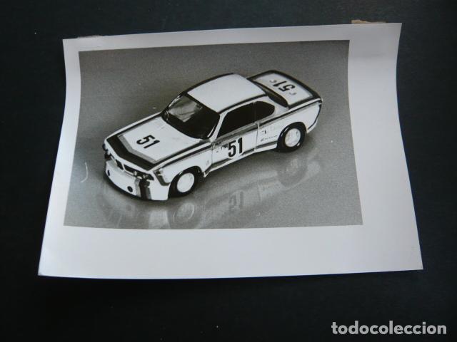 Fotograf&iacute;a antigua: JUGUETES ATOMOVILES MINIATURA DEL BMW 3.0 QSL ANTIGUA FOTOGRAFIA ORIGINAL 18 X 13 CM