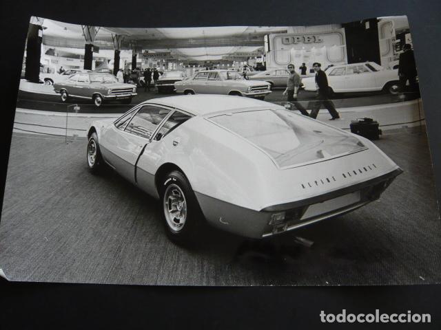 Fotograf&iacute;a antigua: SALON DEL AUTOMOVIL PARIS 1971 AUTOMOVIL RENAULT ALPINE 310 FOTOGRAFIA 20 X 30 CM