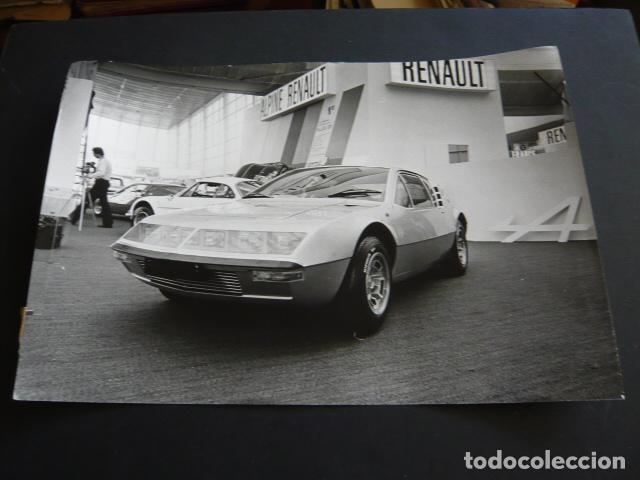 Fotograf&iacute;a antigua: SALON DEL AUTOMOVIL PARIS 1971 AUTOMOVIL RENAULT ALPINE 310 FOTOGRAFIA 20 X 30 CM