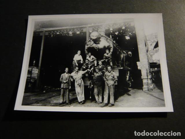 Fotograf&iacute;a antigua: TORRE DEL BIERZO LEON EMPLEADOS FERROCARRIL EN MAQUINA FOTOGRAFIA 9 X 12,5 CM