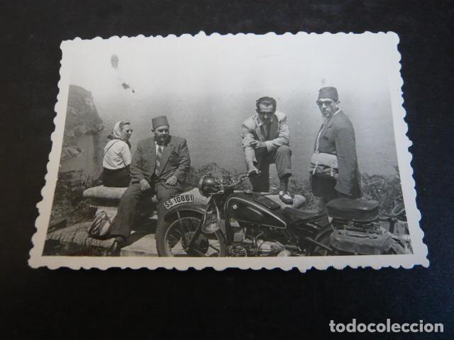 Photographie ancienne: GRUPO CON MOTOCICLETA MATRICULA SS SAN SEBASTIAN ANTIGUA FOTOGRAFIA A&Ntilde;OS 50 5,5 X 8,5 CM