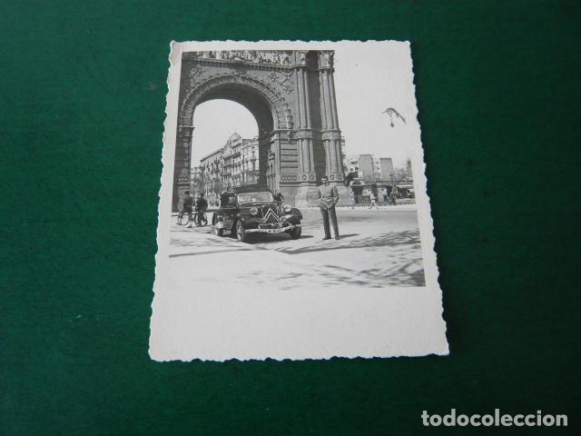 Alte Fotografie: BARCELONA AUTOMOVIL EN EL ARCO DEL TRIUNFO FOTOGRAFIA 7 X 9 CM