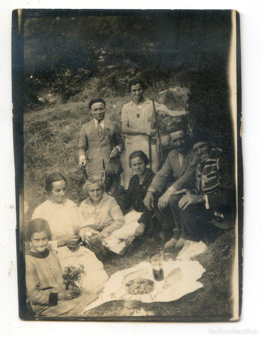 Antique Photography: Familia en comida o merienda campestre, formato media tarjeta postal fotogr&aacute;fica, circa 1930
