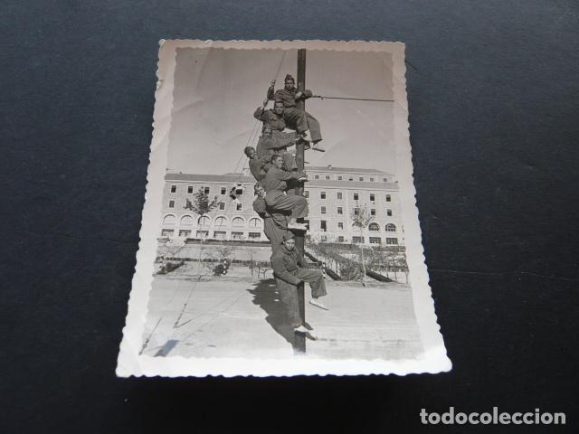 Fotograf&iacute;a antigua: SOLDADOS EN POSTE ANTIGUA FOTOGRAFIA 9 X 11,5 CM