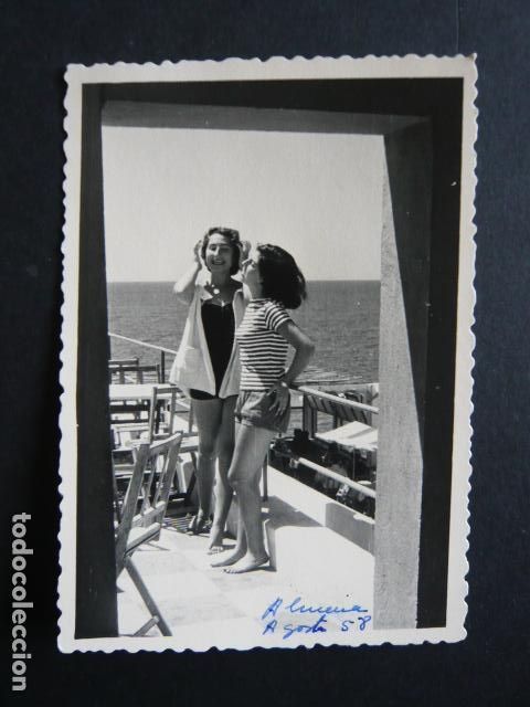 Fotograf&iacute;a antigua: ALMERIA MUJERES VERANO 1957 ANTIGUA FOTOGRAFIA 7 X 10 CM