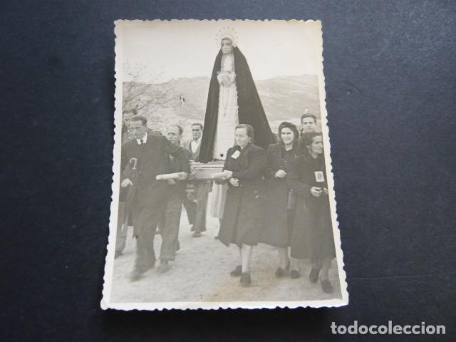 Fotograf&iacute;a antigua: SIERRA DE MADRID PROCESION VIRGEN SOLEDAD SEMANA SANTA ANTIGUA FOTOGRAFIA 9 X 12 CM 1949