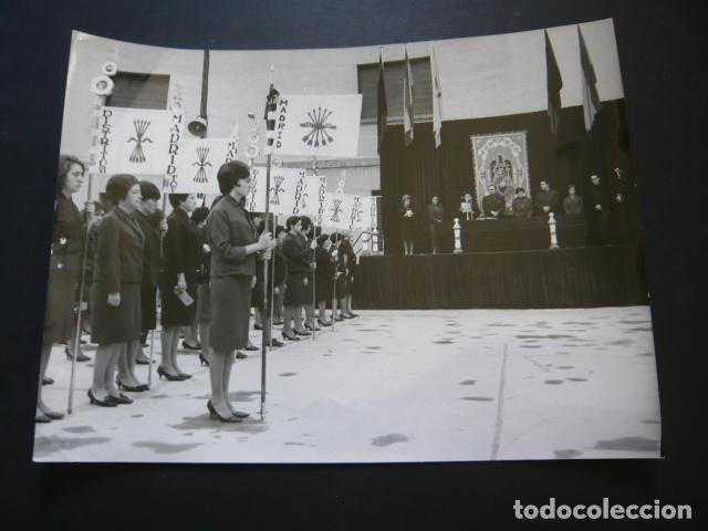 Photographie ancienne: MUJERES DE SECCION FEMENINA FALANGE ESPA&Ntilde;OLA CON ESTANDARTES ANTIGUA FOTOGRAFIA 18 X 24 CM