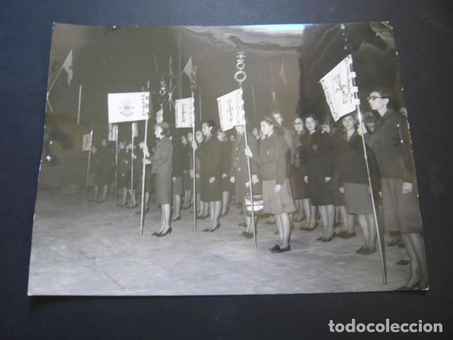 Photographie ancienne: MUJERES DE SECCION FEMENINA FALANGE ESPA&Ntilde;OLA CON ESTANDARTES ANTIGUA FOTOGRAFIA 18 X 24 CM