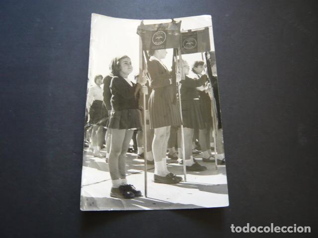 Photographie ancienne: JUVENTUDES DE SECCION FEMENINA FALANGE ESPA&Ntilde;OLA CON ESTANDARTES ANTIGUA FOTOGRAFIA 18 X 12 CM