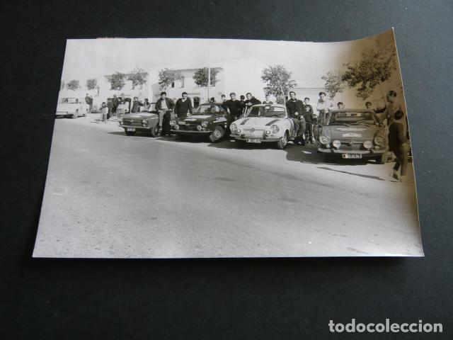 Fotograf&iacute;a antigua: RALLYE COSTA DEL SOL ALMERIA 1967 EQUIPO DE SEAT AUTOMOVILISMO ANTIGUA FOTOGRAFIA 17,5 X 11,5 CM