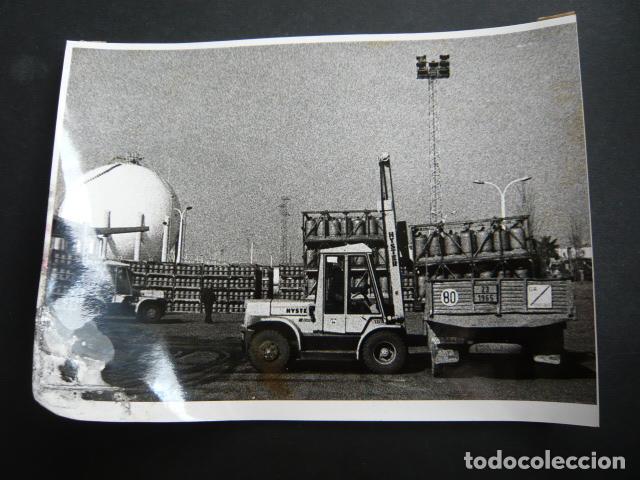 Fotograf&iacute;a antigua: DEPOSITO DE BOMBONAS DE BUTANO ANTIGUA FOTOGRAFIA ORIGINAL 18 X 24 CM