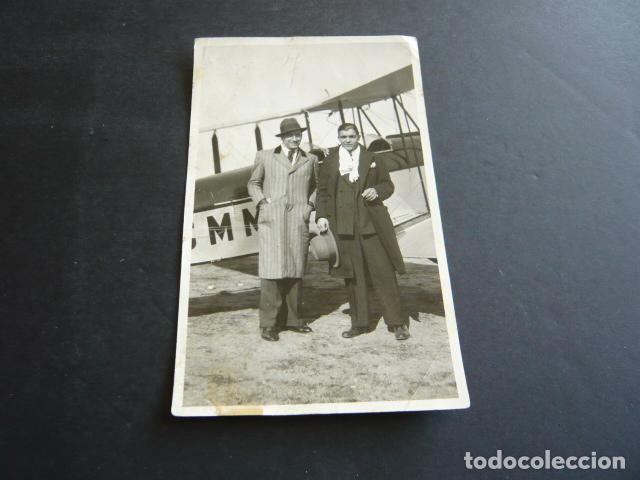 Fotograf&iacute;a antigua: RETRATO DOS HOMBRES JUNTO A AVIONETA 1931 ANTIGUA FOTOGRAFIA 8 X 14 CM