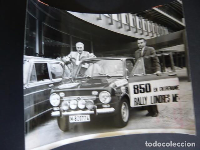 Fotograf&iacute;a antigua: RALLYE LONDRES MEXICO AUTOMOVILISMO 1970 SEAT 850 FOTOGRAFIA ORIGINAL 18 X 24 CM