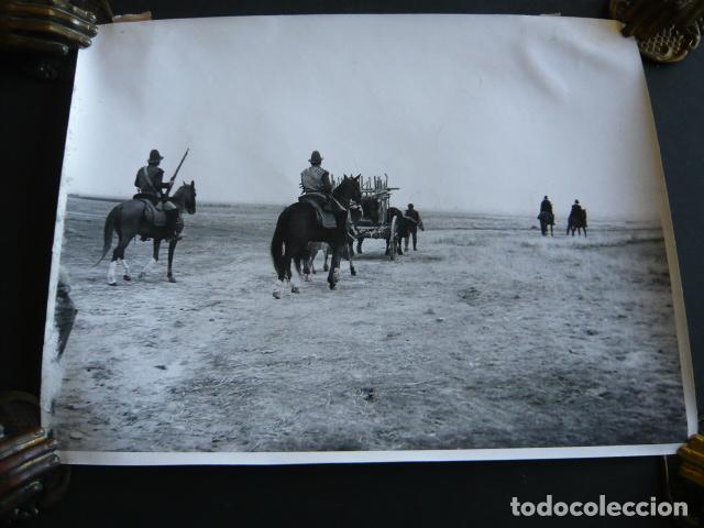 Fotograf&iacute;a antigua: DON QUIJOTE CABALGA DE NUEVO ESCENA DE LA PELICULA ANTIGUA FOTOGRAFIA 24 X 18 CM