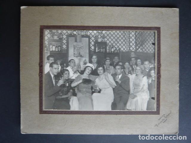 Fotograf&iacute;a antigua: CADIZ A&Ntilde;OS 30 GRUPO DE AMIGOS EN BAR CAMARERO CON COCTELERA IGLESIAS FOTOGRAFO 20 X 25 CM