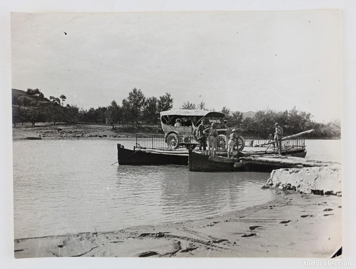 Fotograf&iacute;a antigua: COCHE CRUZANDO EL EBRO, FOTOGRAF&Iacute;A 18X24CM.