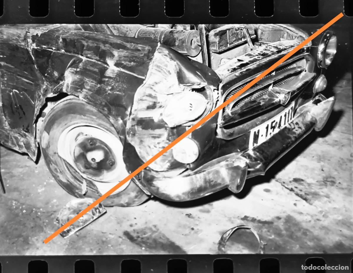 Fotograf&iacute;a antigua: Antiguo negativo de fotograf&iacute;a. Coche Peugeot 403 siniestrado. A&ntilde;os 50/60