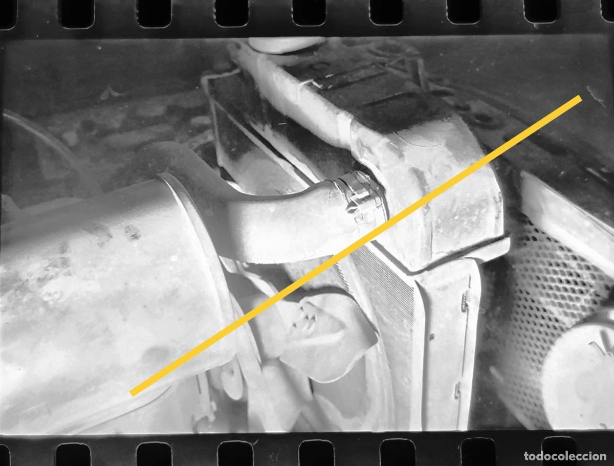 Alte Fotografie: Antiguo negativo de fotograf&iacute;a. Coche Peugeot 403 siniestrado. A&ntilde;os 50/60