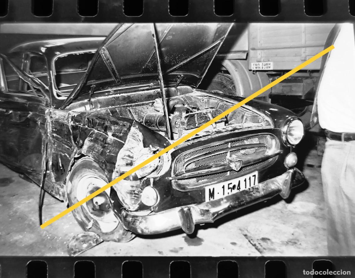 Fotograf&iacute;a antigua: Antiguo negativo de fotograf&iacute;a. Coche Peugeot 403 siniestrado. A&ntilde;os 50/60