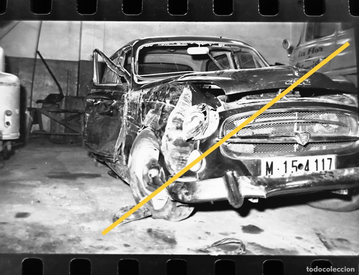 Fotograf&iacute;a antigua: Antiguo negativo de fotograf&iacute;a. Coche Peugeot 403 siniestrado. A&ntilde;os 50/60