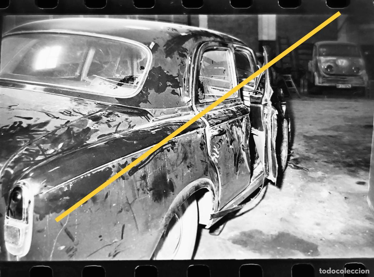 Alte Fotografie: Antiguo negativo de fotograf&iacute;a. Coche Peugeot 403 siniestrado. A&ntilde;os 50/60
