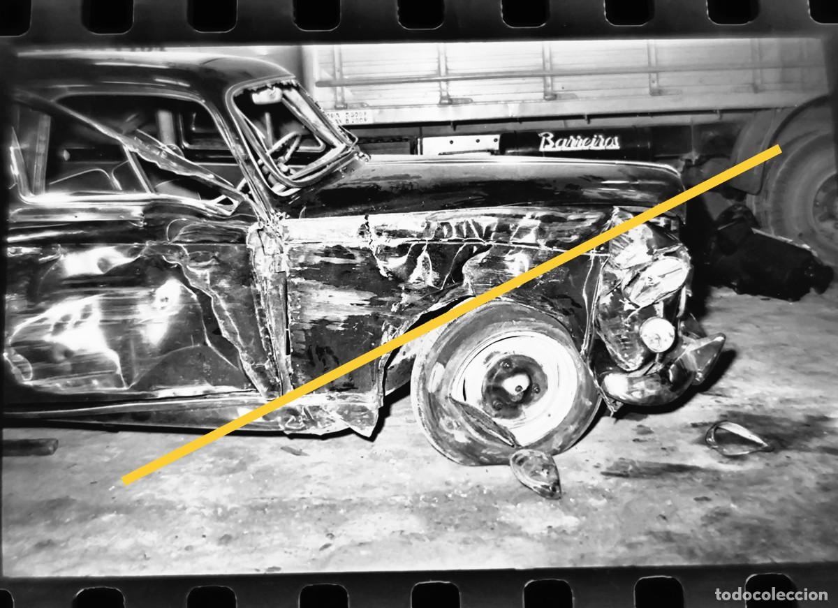 Fotograf&iacute;a antigua: Antiguo negativo de fotograf&iacute;a. Coche Peugeot 403 siniestrado. A&ntilde;os 50/60