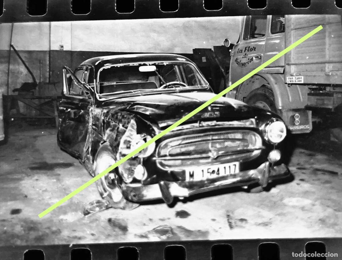 Fotograf&iacute;a antigua: Antiguo negativo de fotograf&iacute;a. Coche Peugeot 403 siniestrado. A&ntilde;os 50/60