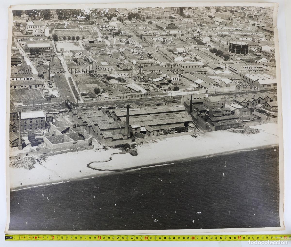 Fotograf&iacute;a antigua: BARCELONA. Vista aerea del Poble Nou, f&aacute;bricas y playa. 1960's. Gran fotograf&iacute;a 50x60cm.