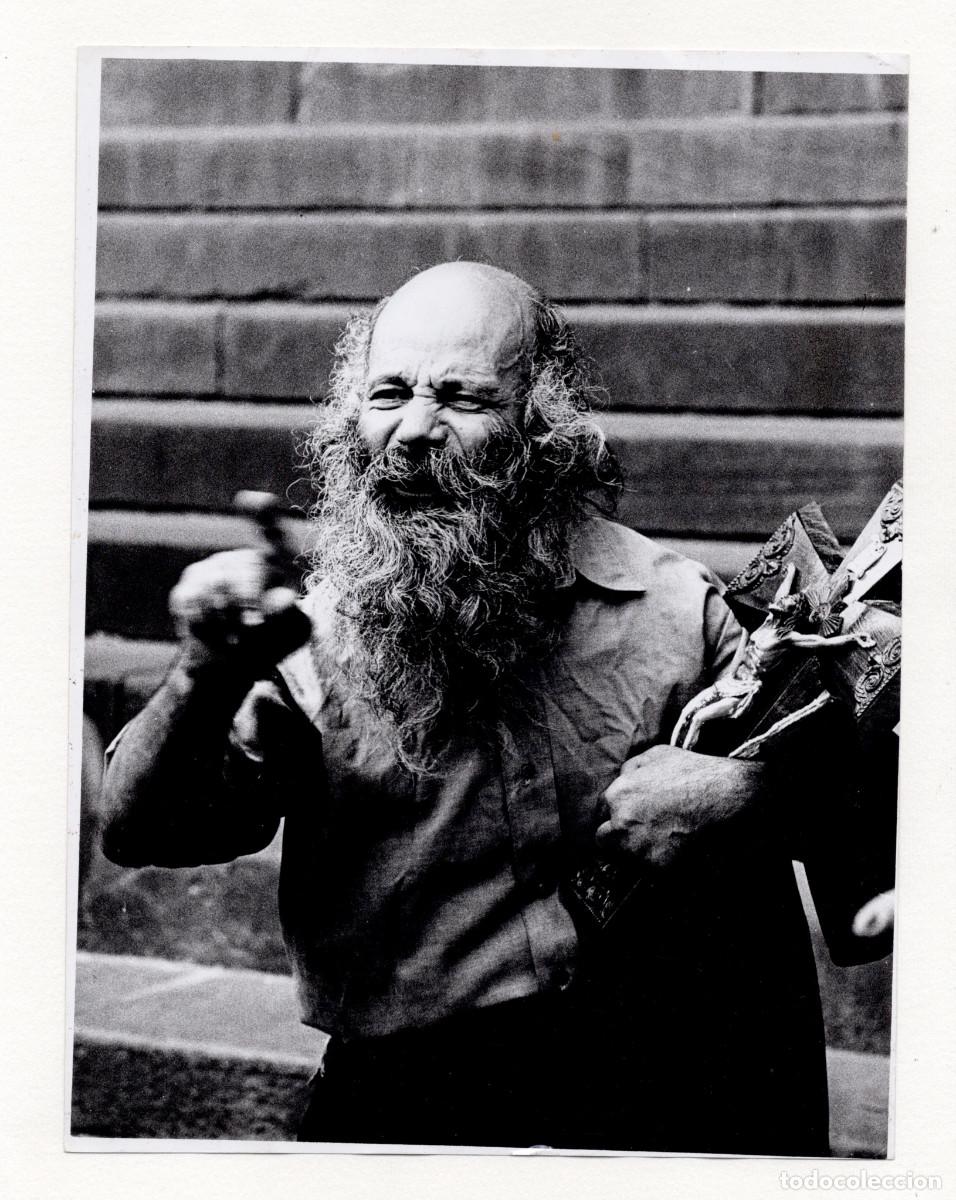 Fotograf&iacute;a antigua: PERSONAJE CON CRUCIFIJO, 1960'S. AUTOR DESCONOCIDO. 18X24CM.