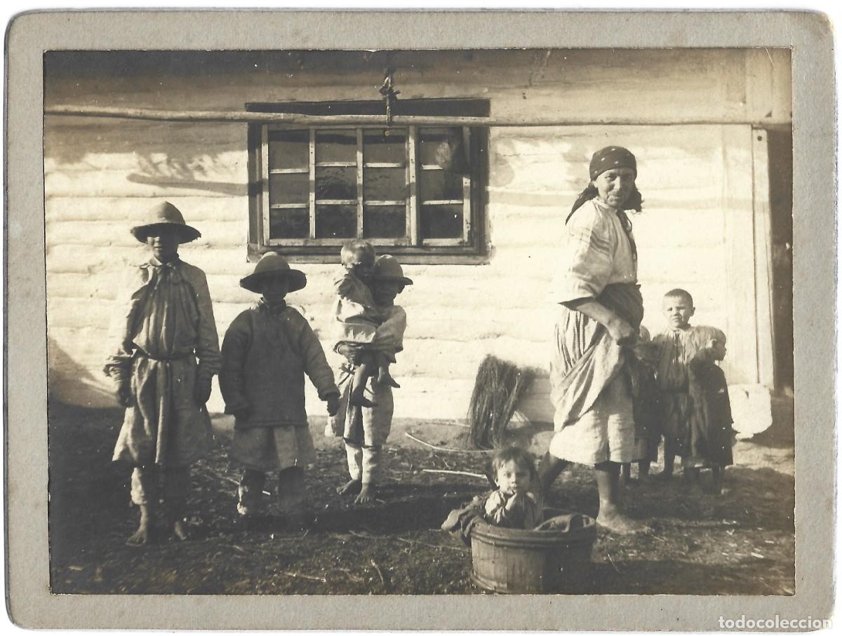 Fotograf&iacute;a antigua: 1900ca. Fotograf&iacute;a de una familia de gitanos de Ruman&iacute;a o similar (11x8 cm)