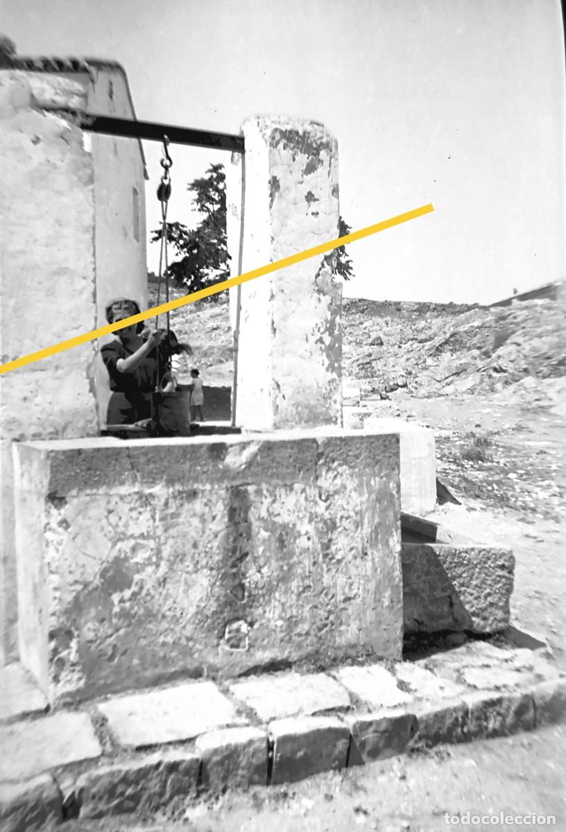 Fotografia antiga: Antiguo negativo de fotograf&iacute;a. Mujer sacando agua del pozo. A&ntilde;os 30