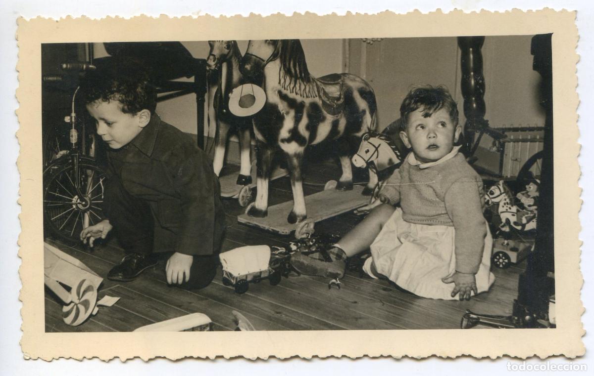 Fotografia antiga: Retrato de dos ni&ntilde;os con sus juguetes, a&ntilde;os 50