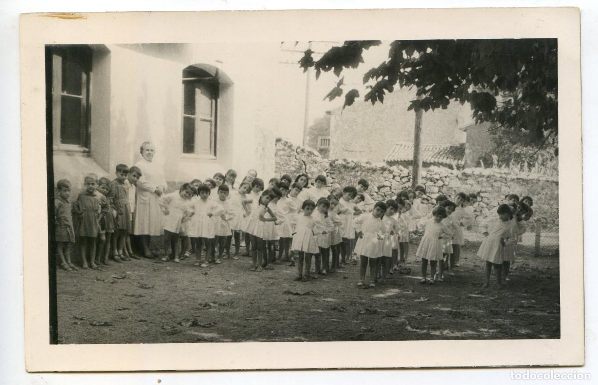 Antique Photography: Grupo de ni&ntilde;as con su maestra haciendo gimnasia, posiblemente Cantabria