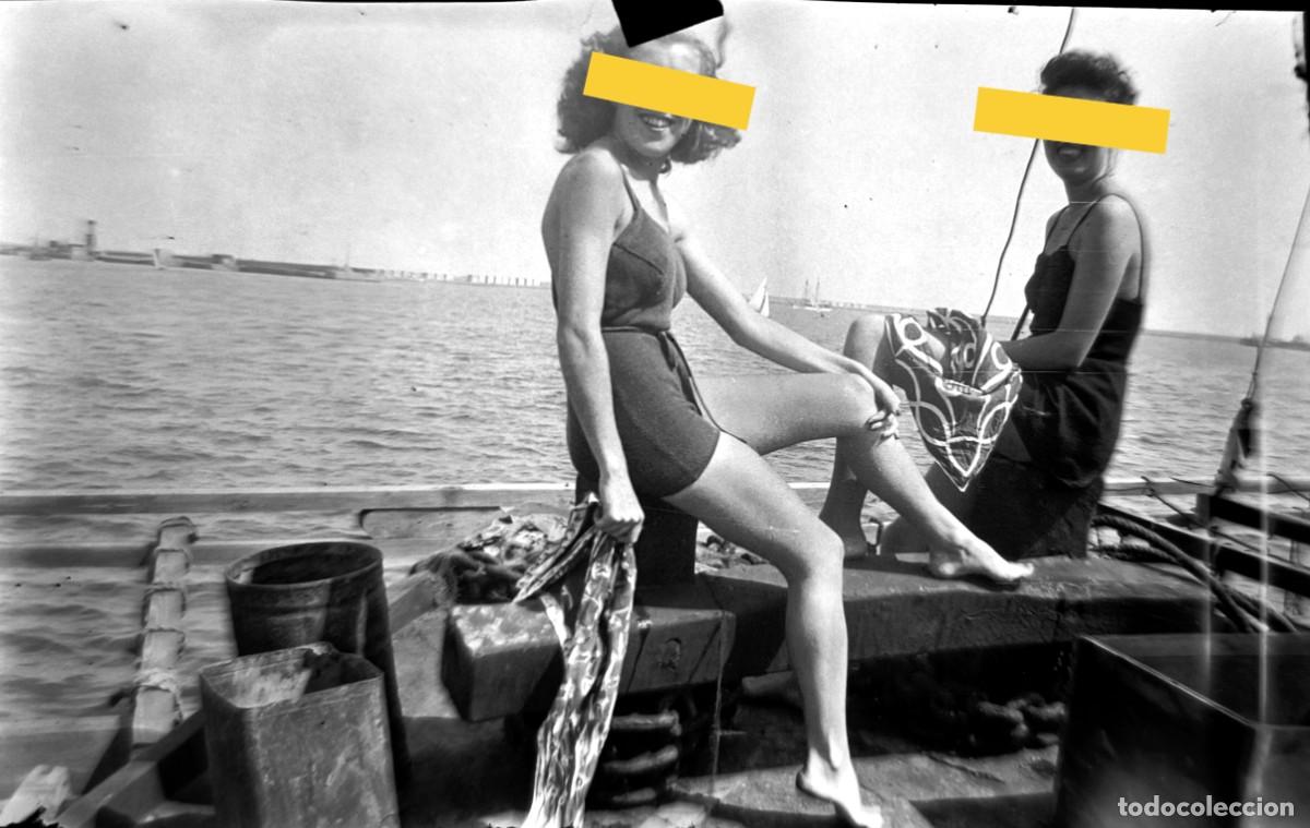 Antique Photography: Antiguo negativo de fotograf&iacute;a. Chica en ba&ntilde;ador.