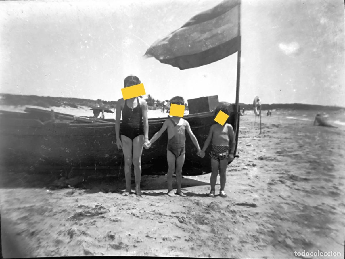 Fotografia antiga: Antiguo negativo de fotograf&iacute;a. Ni&ntilde;os en la playa.