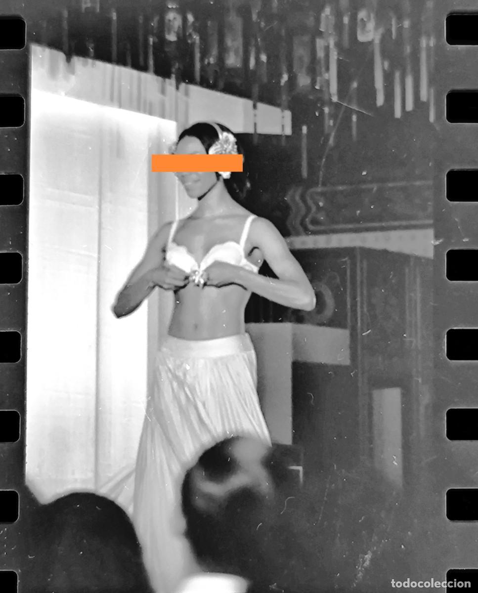 Fotograf&iacute;a antigua: Antiguo negativo de fotograf&iacute;a. Chica, desfile. Moda
