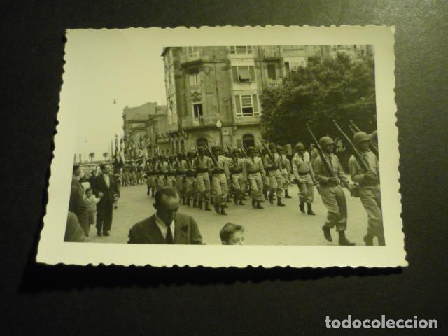 Alte Fotografie: VIGO DESFILE MILITAR SOLDADOS AMERICANOS EN LA ALAMEDA ANTIGUA FOTOGRAFIA 7,5 X 10,5 CM