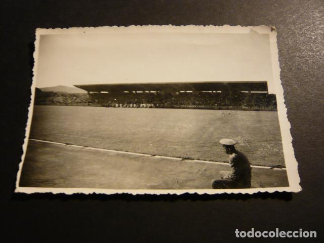 Photographie ancienne: HOMBRE EN CAMPO DE FUTBOL ANTIGUA FOTOGRAFIA 5,5 X 8,5 CM